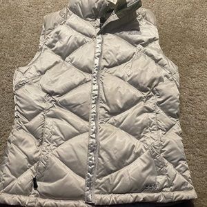 North face puffer vest size m - never worn - send offer!